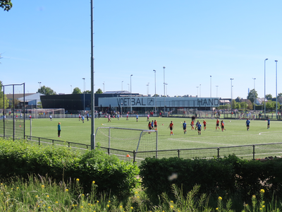 912837 Gezicht op het sportpark Fletiomare-Oost (Europaweg 52-58) te Vleuten (gemeente Utrecht), waar enkele ...